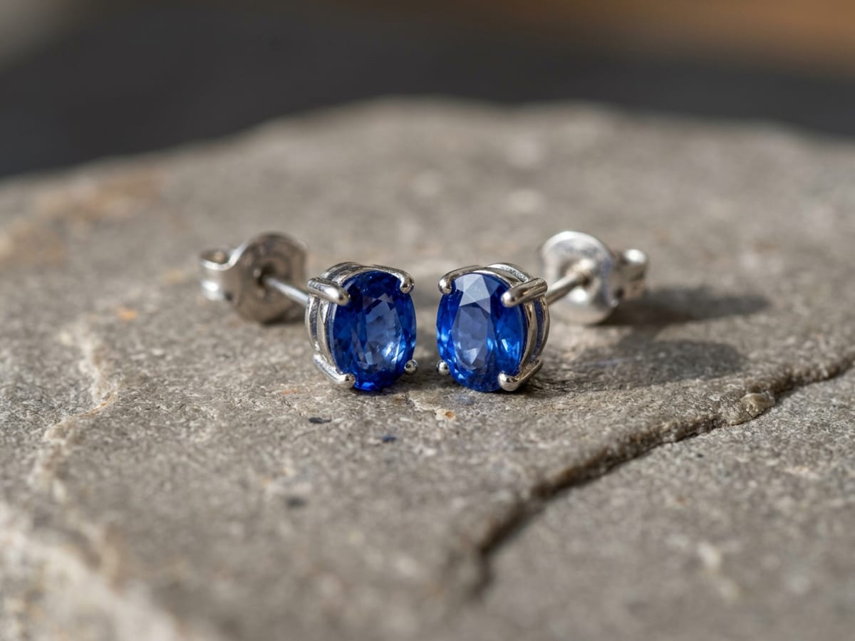 Paar Ohrstecker aus Platin mit blauen Saphiren in geschlossener Fassung