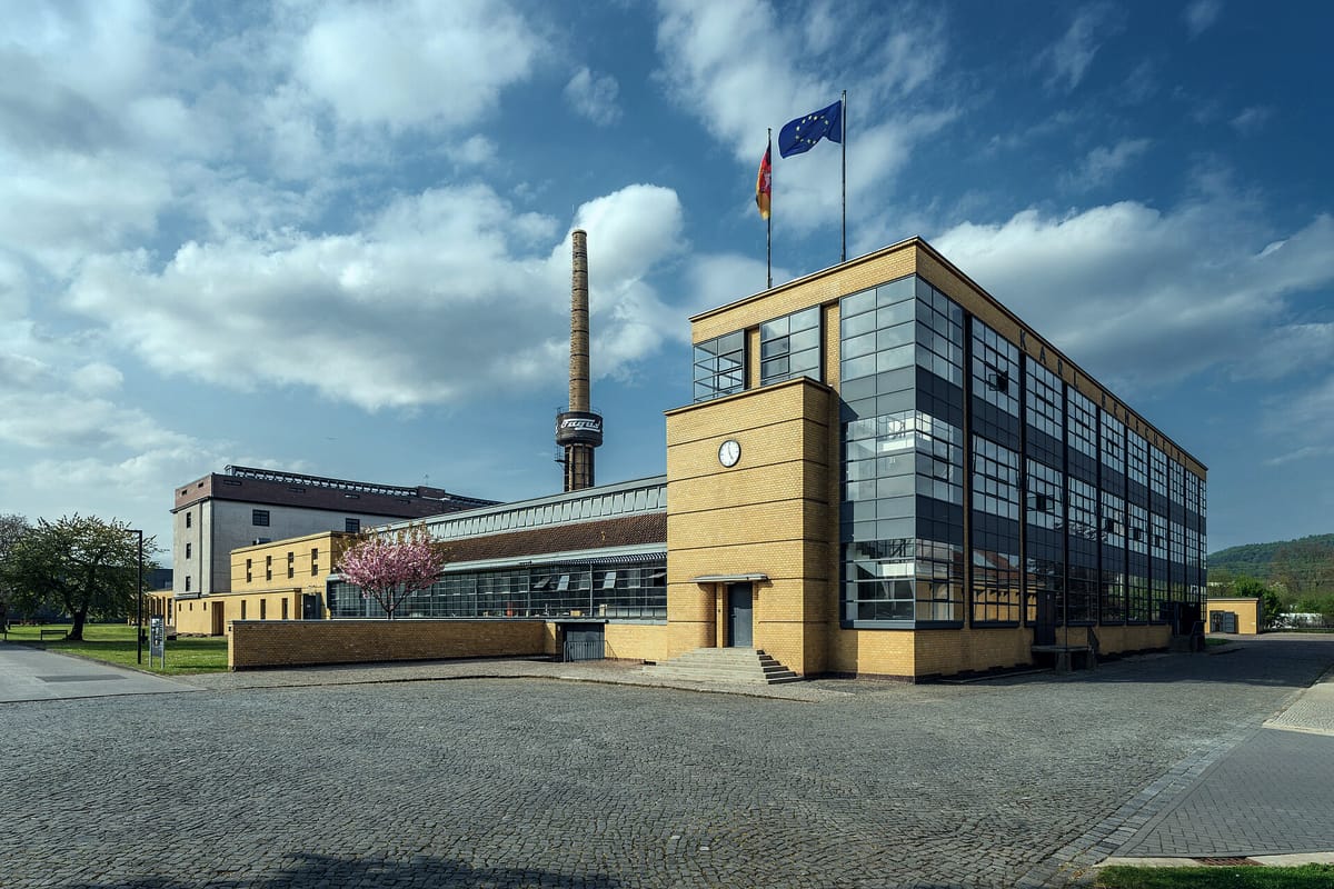 Fagus-Werk in Alfeld an der Leine: UNESCO-Welterbe von Walter Gropius mit gelber Klinkerfassade, Glasvorhangfassade und Fagus-Schornstein