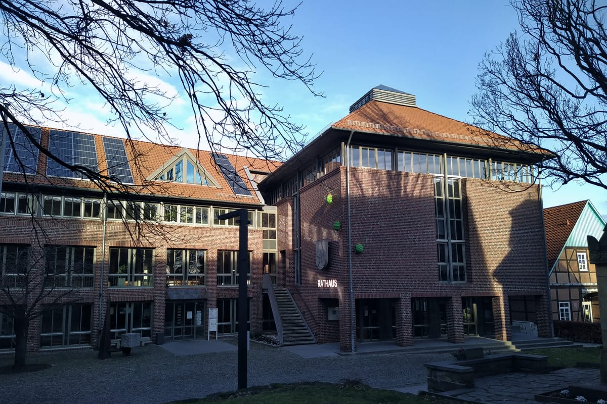 Rathaus Gehrden: historisches Verwaltungsgebäude mit heller Fassade am gepflasterten Platz im Ortskern der Burgbergstadt