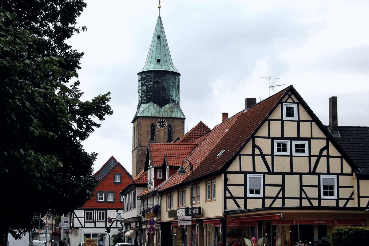 Historische Altstadt von Gronau (Leine) mit Fachwerkhäusern und dem grünen Turmhelm der Matthäikirche
