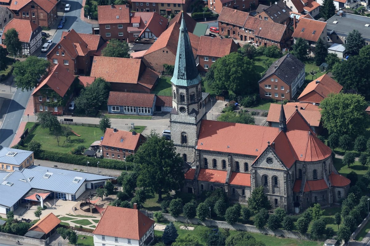 Luftaufnahme des Ortskerns von Harsum mit der Kirche St. Cäcilia und umliegenden rotgedeckten Häusern