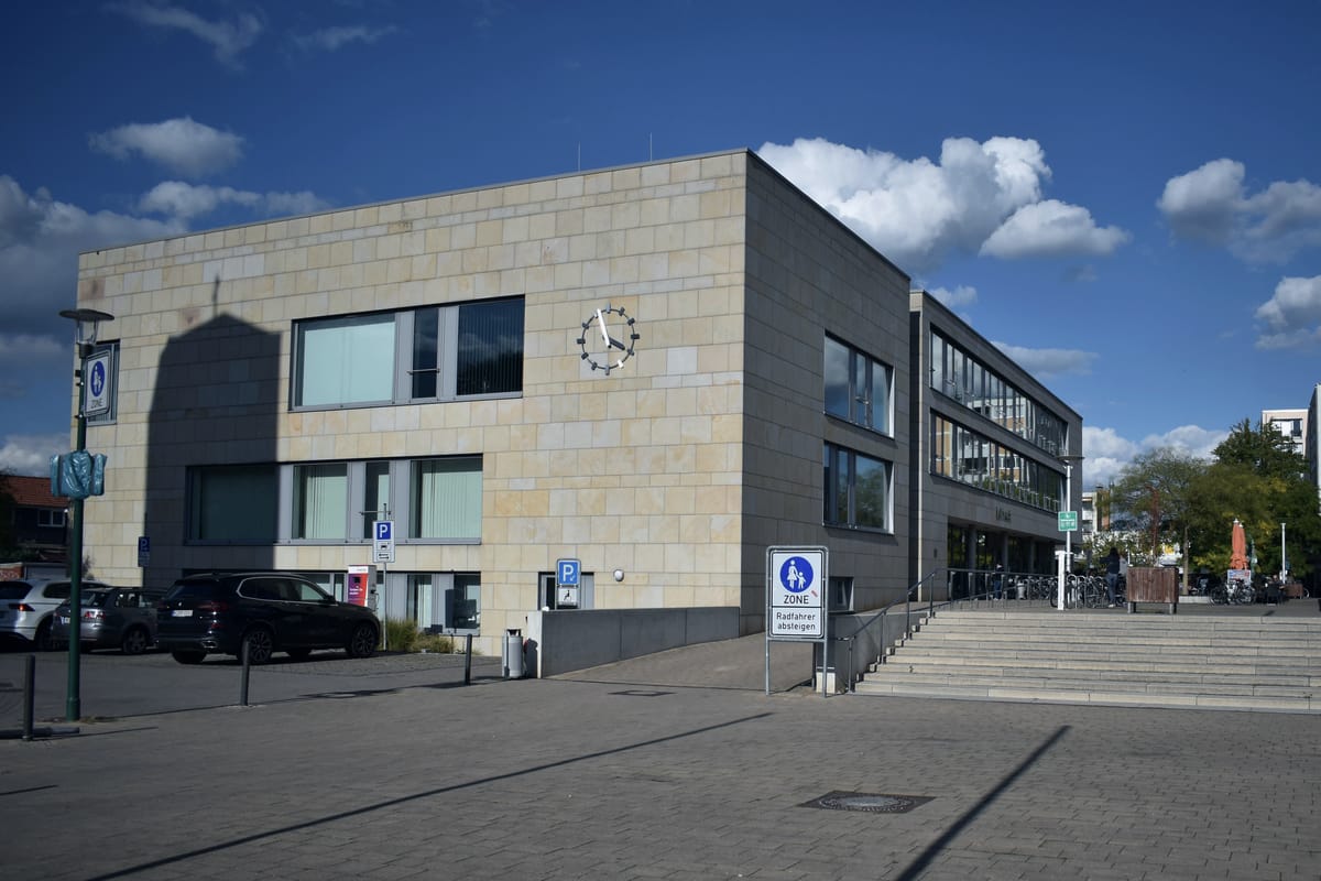 Rathaus Hemmingen: heller Verwaltungsbau mit großzügiger Fensterfront am gepflasterten Rathausplatz in Hemmingen-Westerfeld