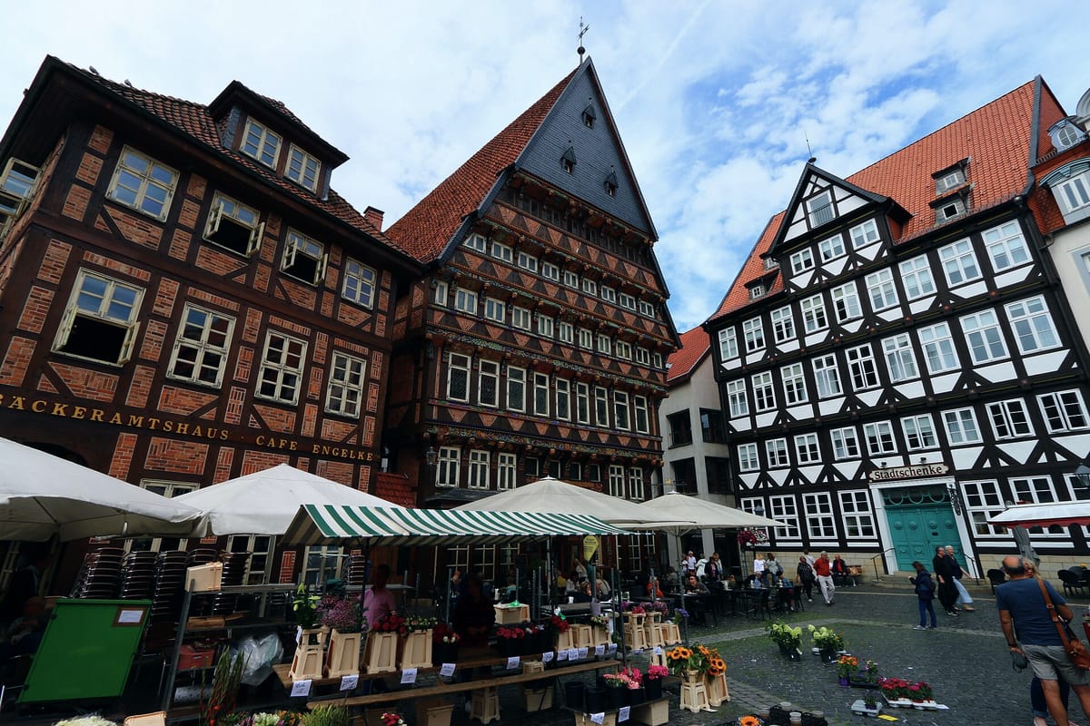 Hildesheimer Marktplatz mit Knochenhaueramtshaus, Bäckeramtshaus und Stadtschänke, davor Marktstände mit Blumen