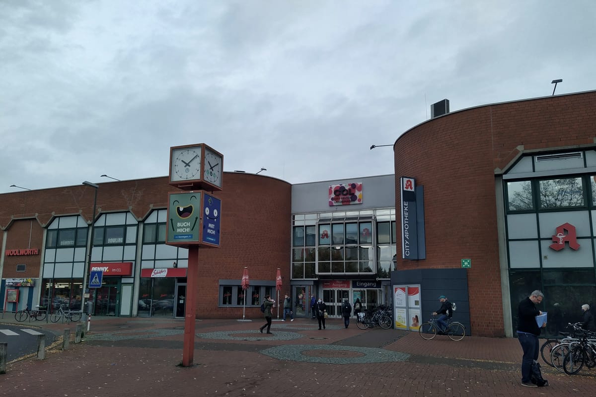 City Center Langenhagen: die zentrale Einkaufslage der Stadt mit Glasfassade am Marktplatz