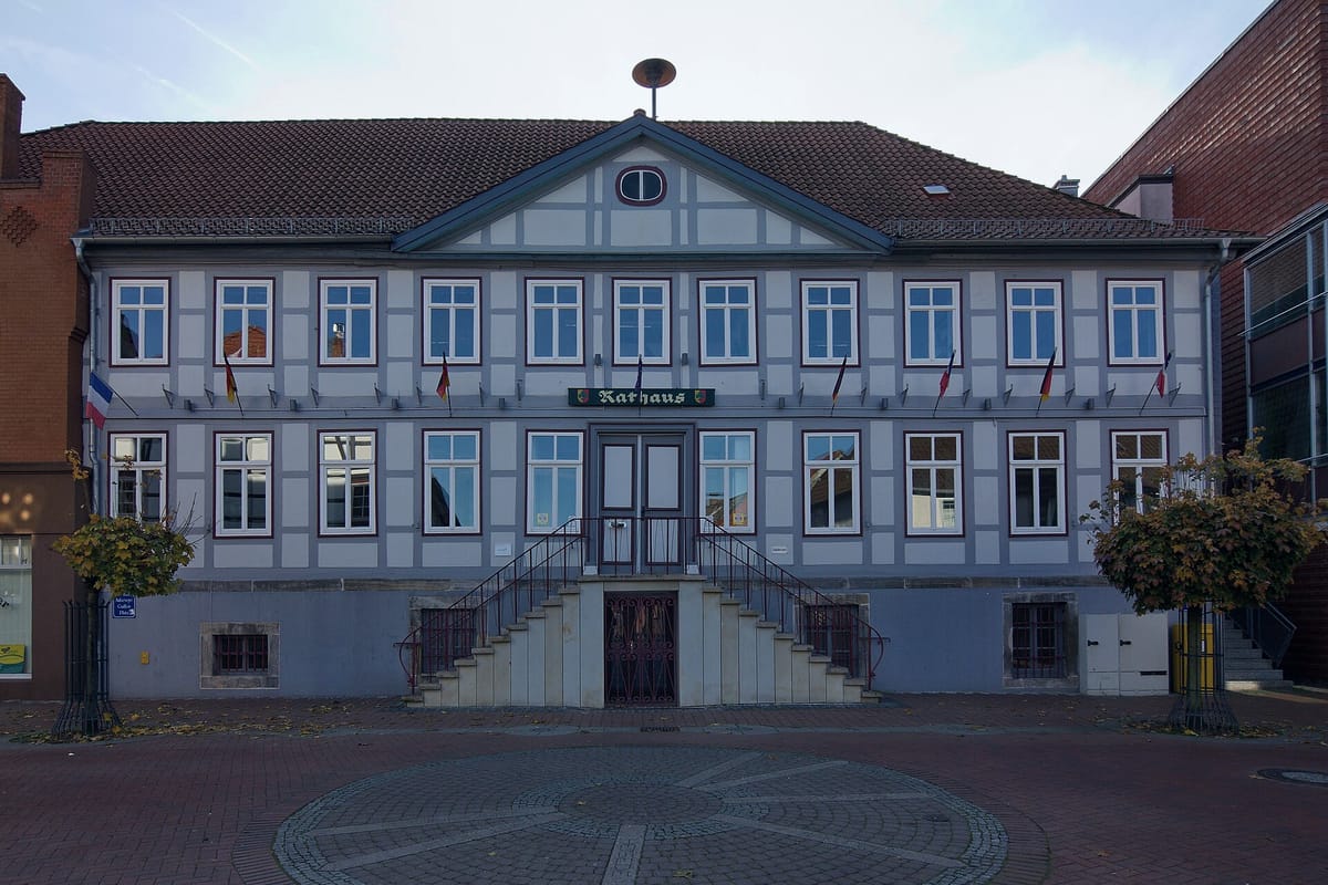 Historisches Fachwerk-Rathaus von 1799 in Sarstedt mit doppelläufiger Freitreppe und gepflastertem Vorplatz