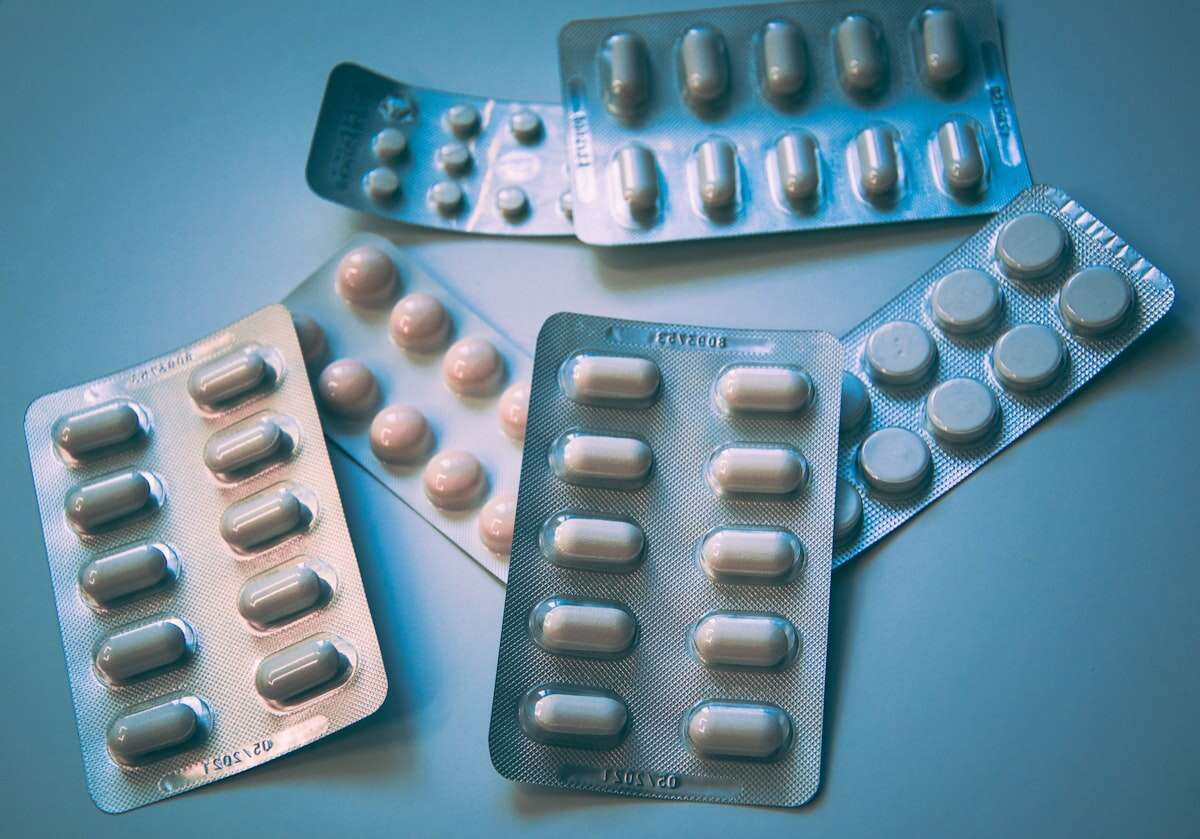 Moderne Apotheke mit persönlicher Beratung