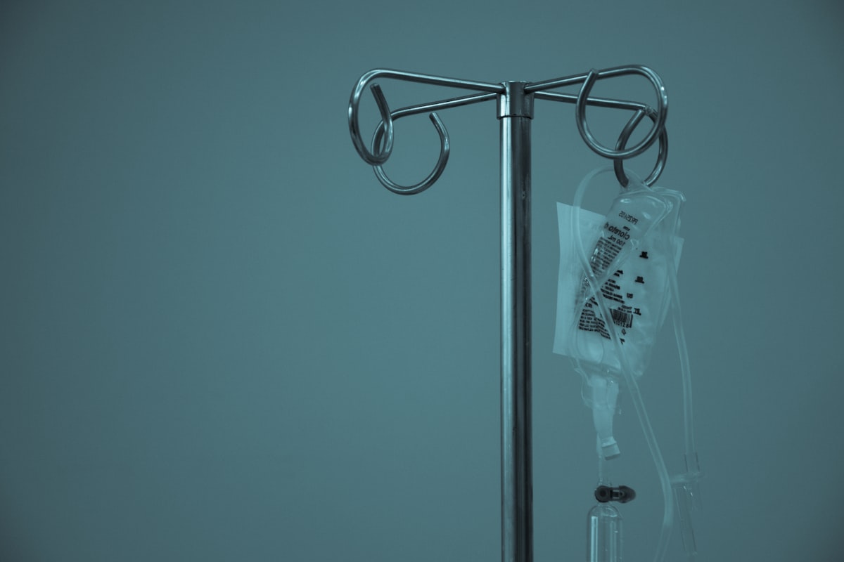 Apotheken-Notdienst: Apothekerin berät Patienten außerhalb der Öffnungszeiten